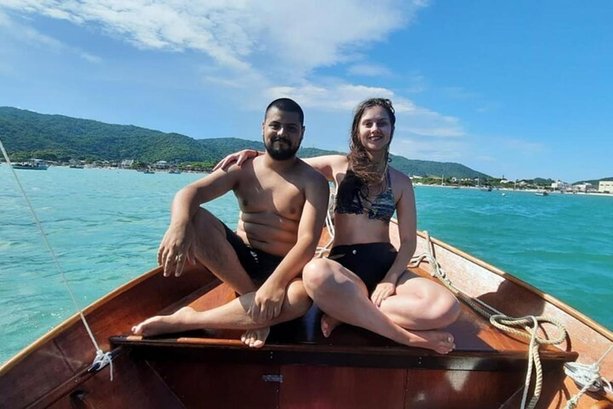 ein Mann und eine Frau sitzen auf einem Boot