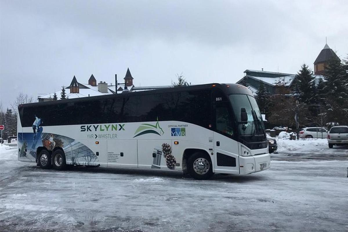 un autobus parcheggiato in un parcheggio nella neve