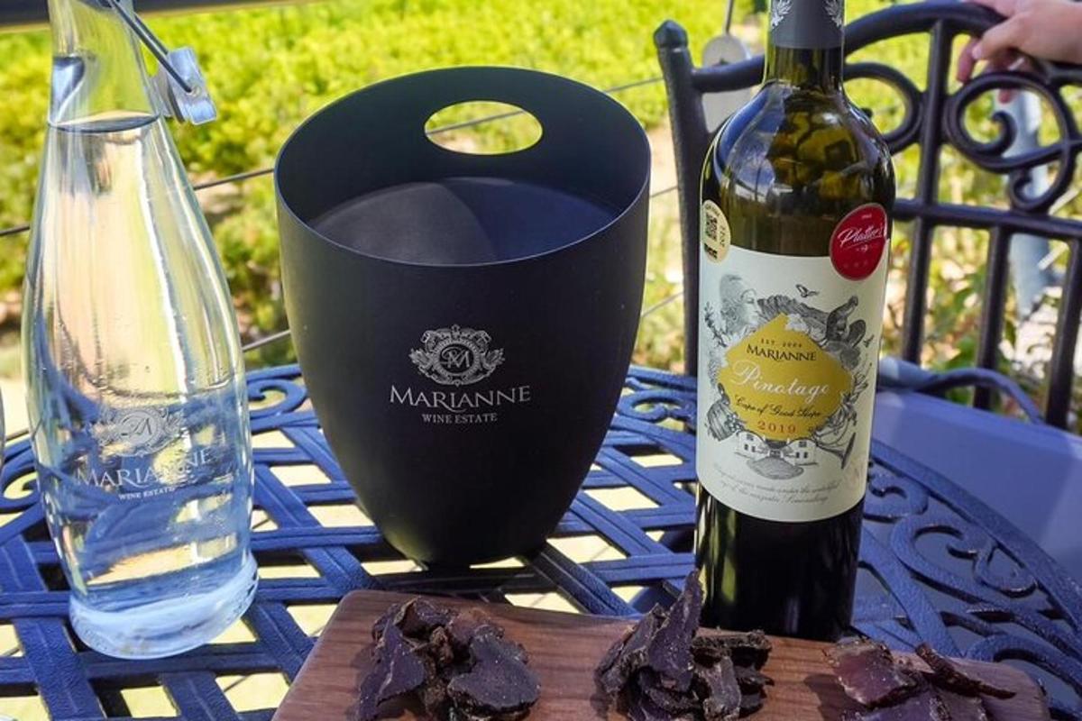 uma garrafa de vinho e uma taça sobre uma mesa