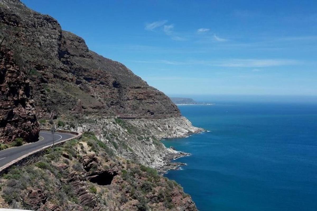 طريق على جانب جبل بجوار المحيط
