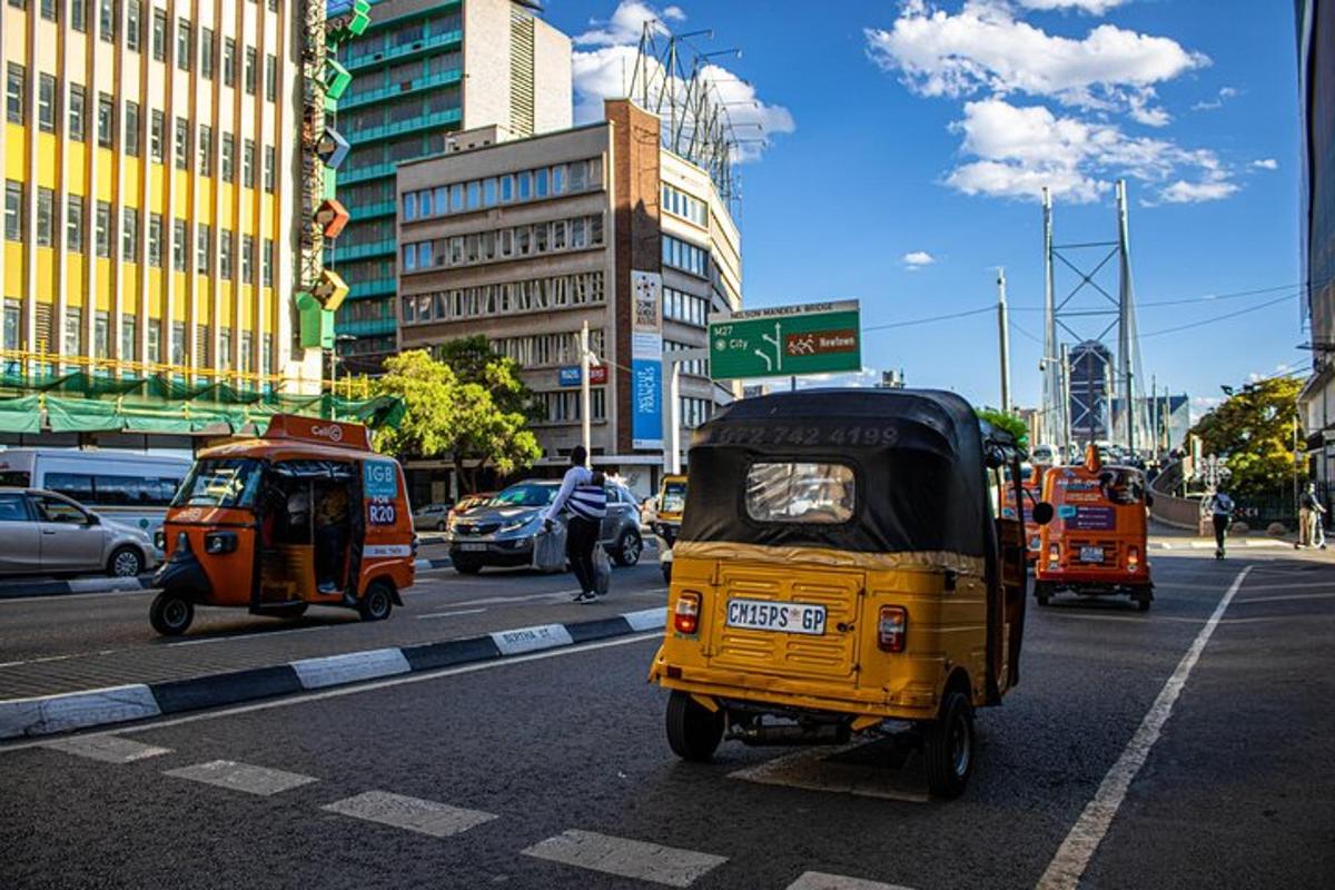sebuah kenderaan kuning kecil memandu di jalan bandar