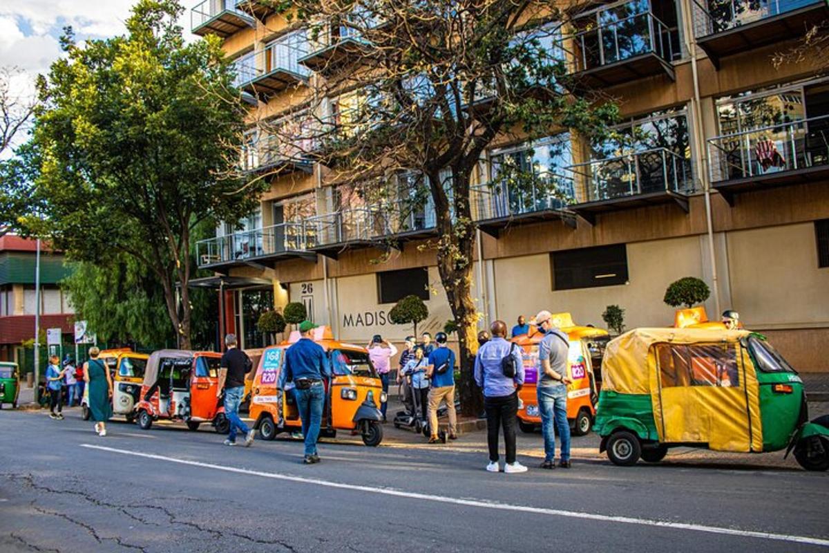 um grupo de pessoas caminhando por uma rua com carros
