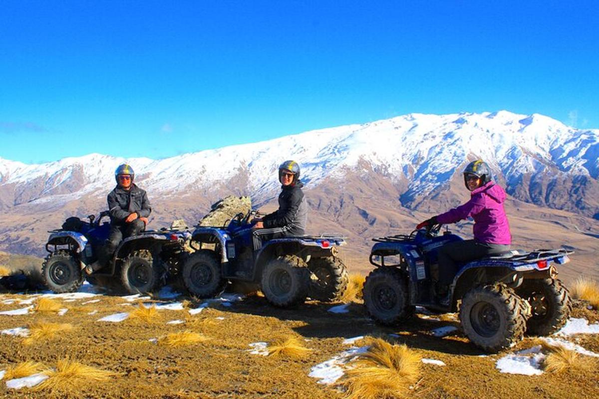 Un grupo de personas en vehículos todo terreno en una montaña