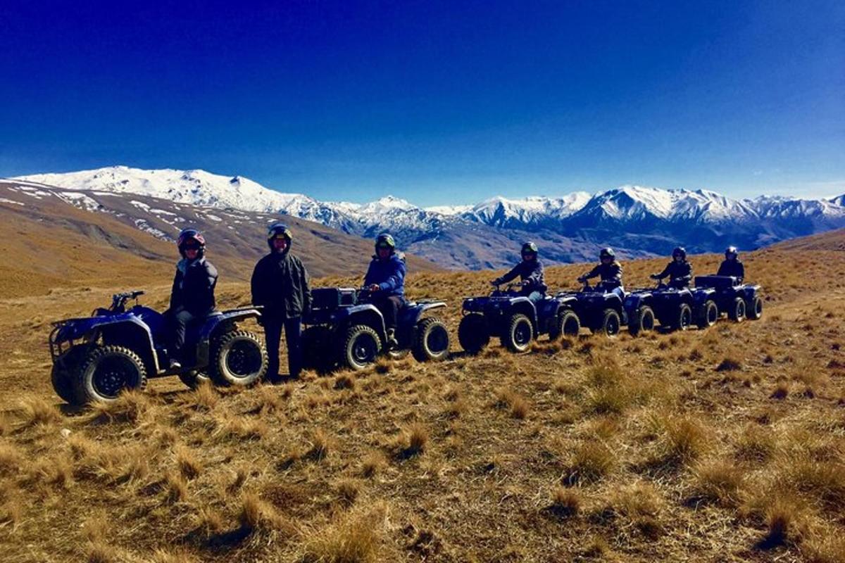 Un grupo de personas en vehículos todo terreno en una colina