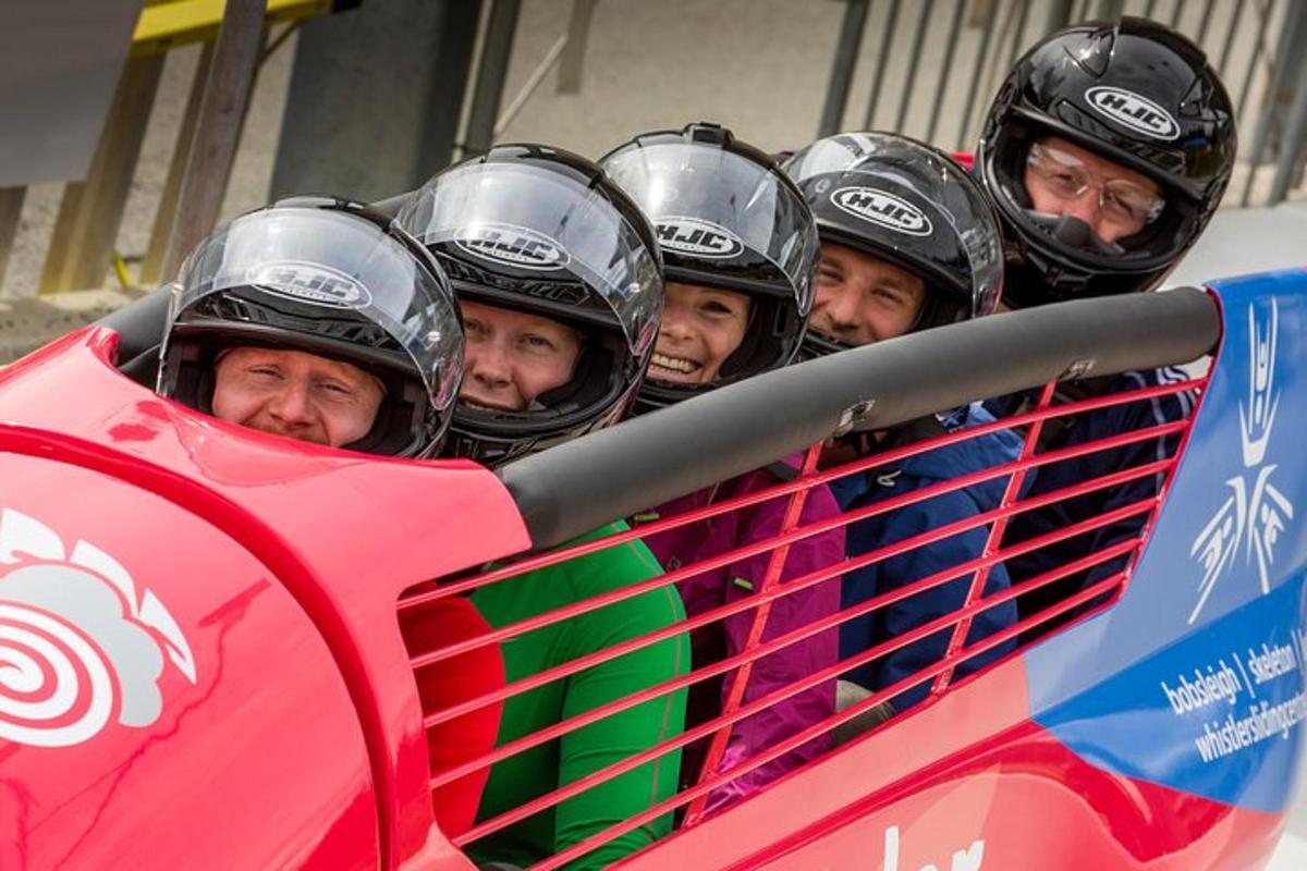 un gruppo di persone che indossano caschi su una motocicletta