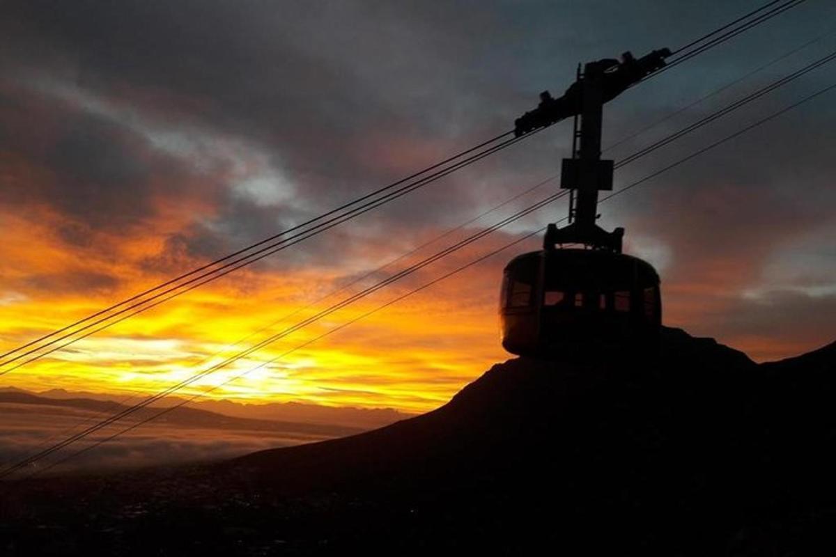 un treno su una collina con un tramonto sullo sfondo