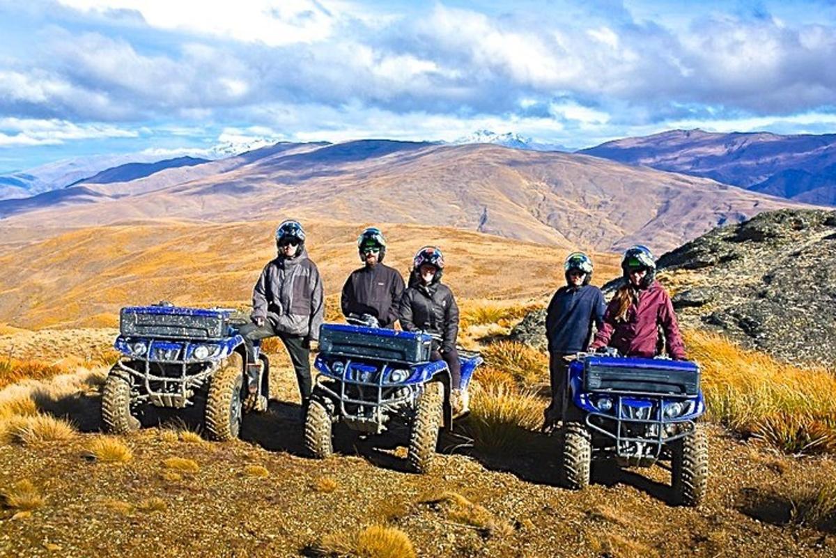 sekelompok orang yang duduk di atas ATV di gunung