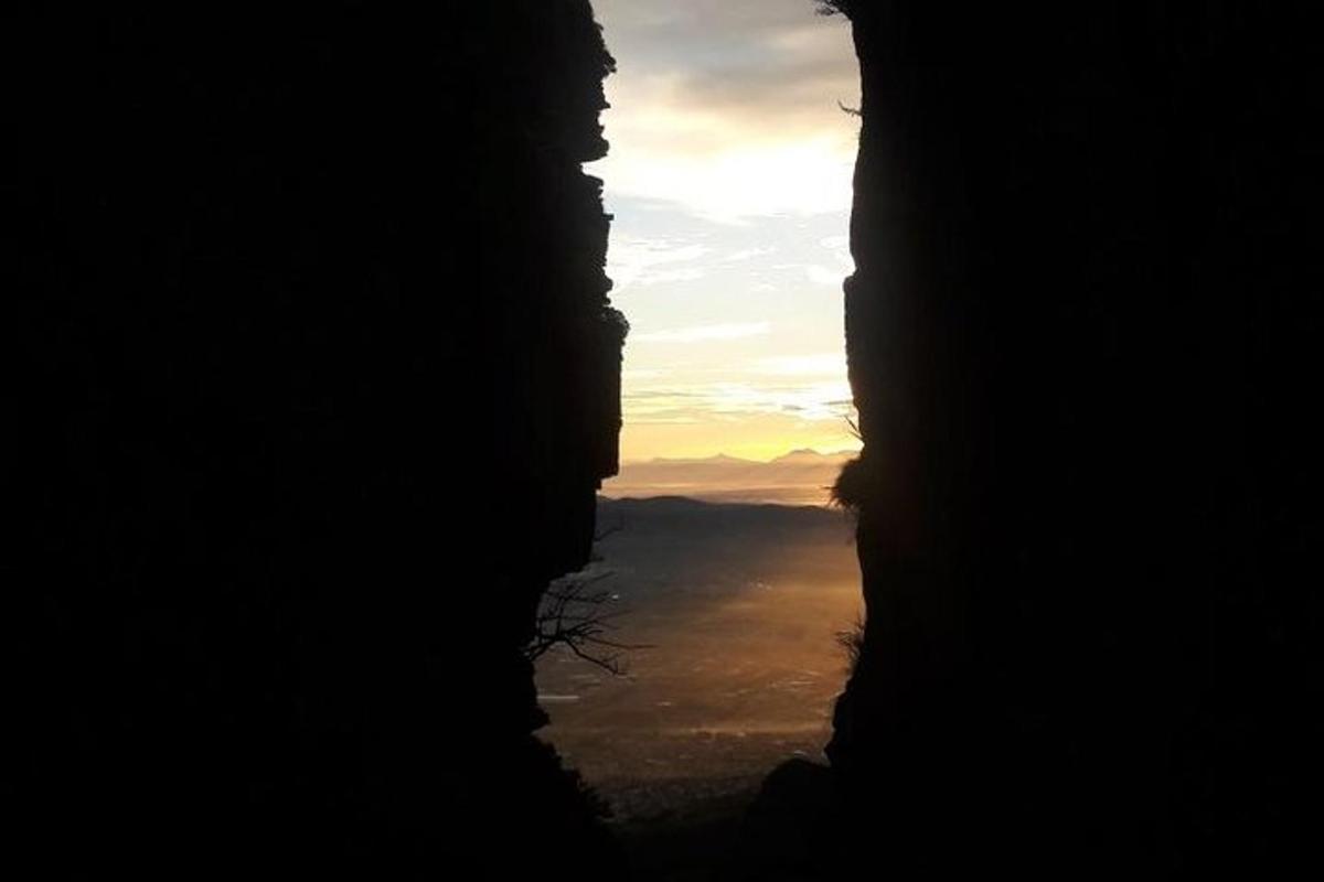 una vista del tramonto da una grotta nel cielo