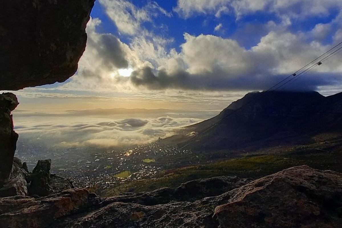 una vista di una città dalla cima di una montagna