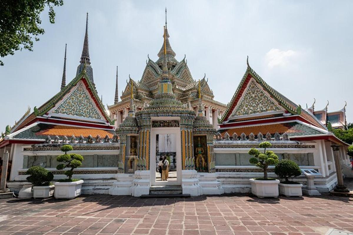 một tòa nhà có cổng ở phía trước