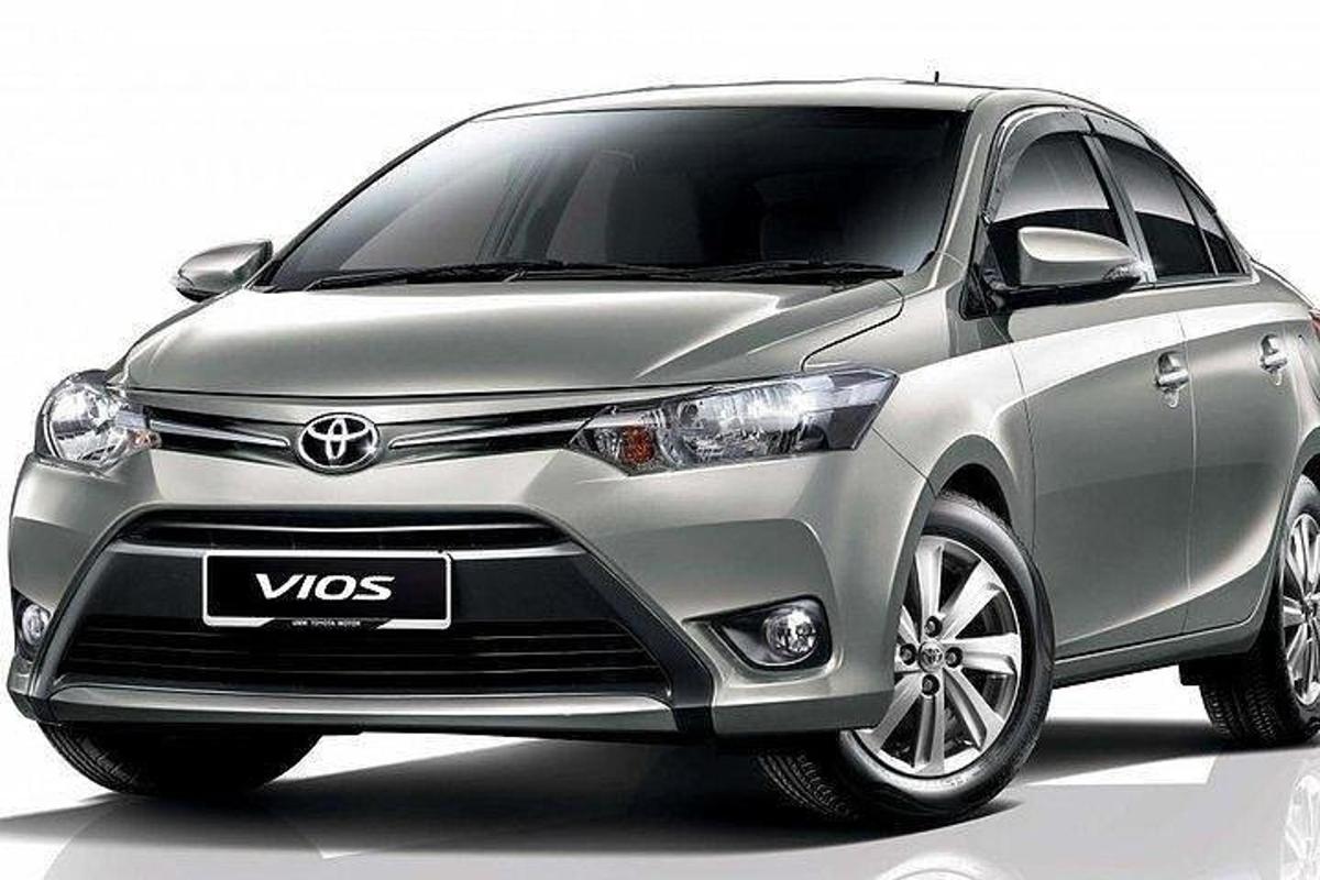 Stříbrná Toyota Vitz je zaparkovaná na bílém pozadí