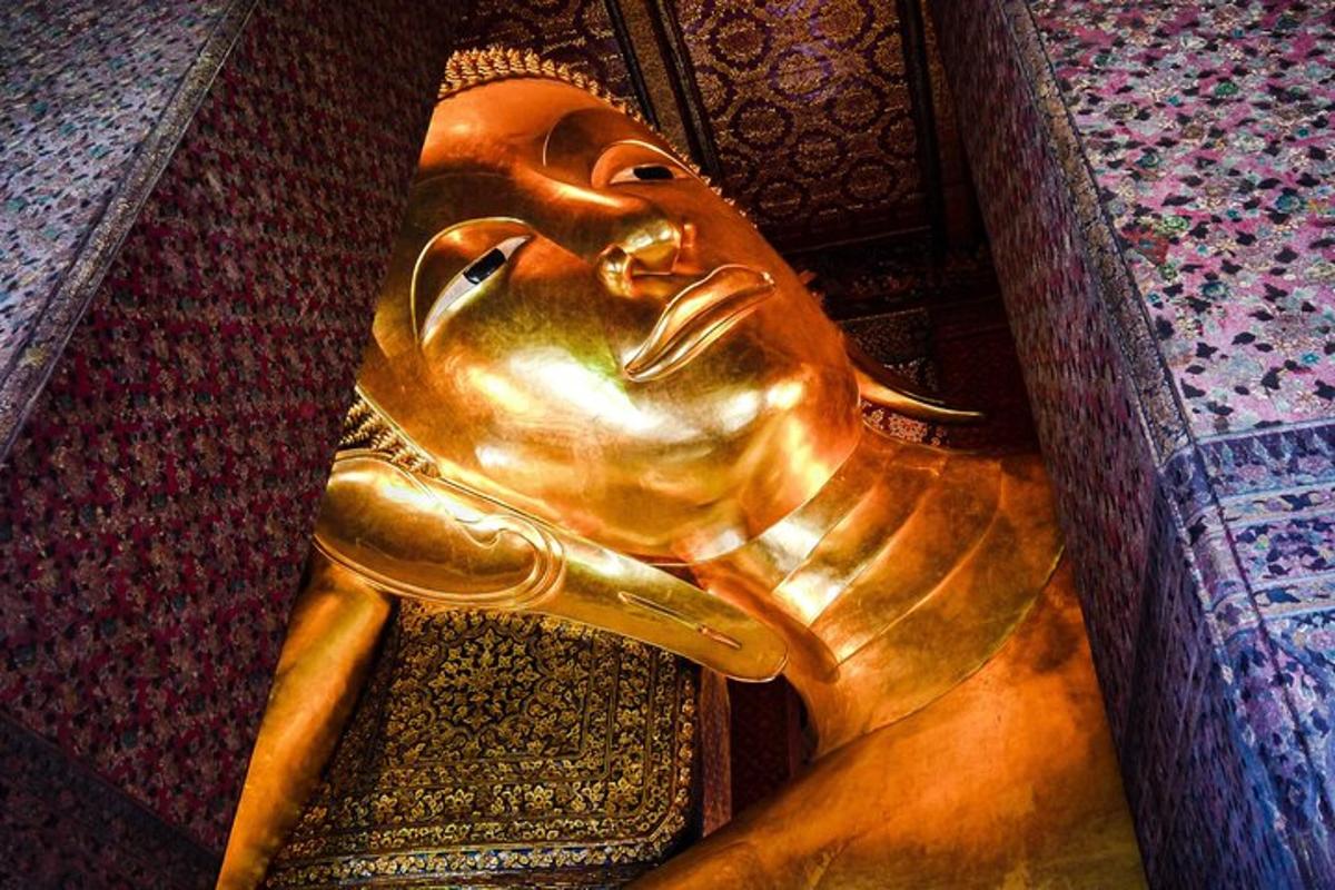 o statuie de aur a unui bărbat așezat pe un pat