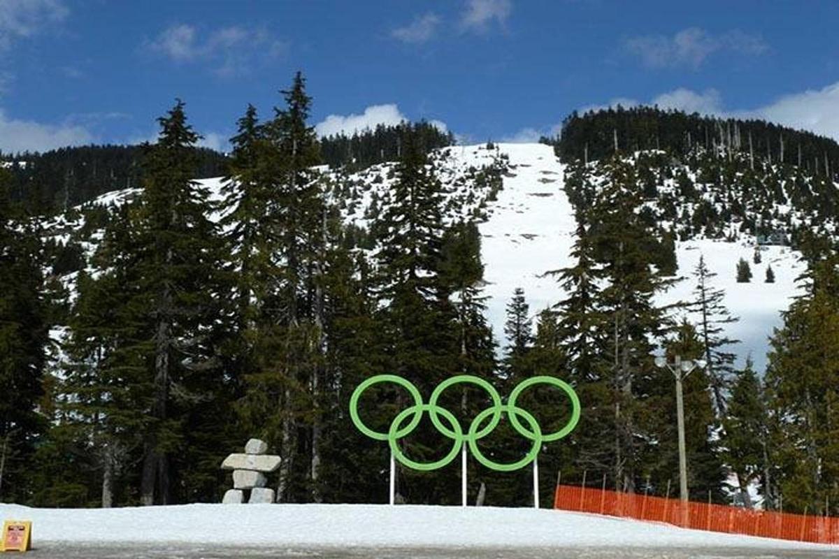 egy zöld olimpiai tábla egy hegy előtt
