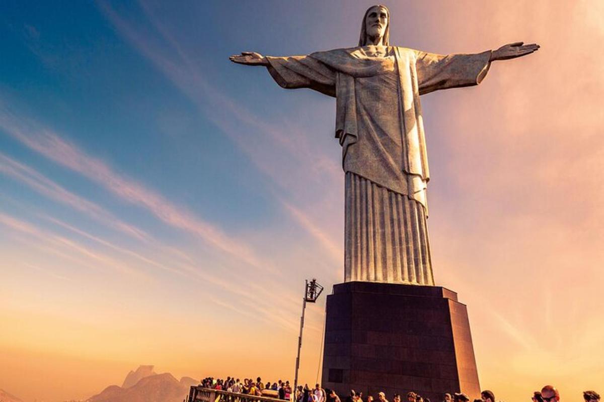 una statua del Cristo Redentore davanti a una folla