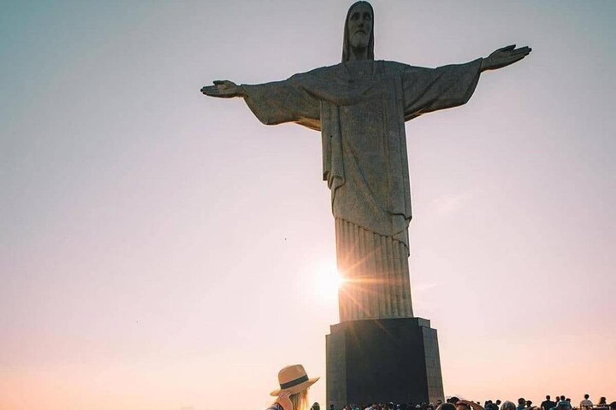 una statua del Cristo Redentore davanti a una folla