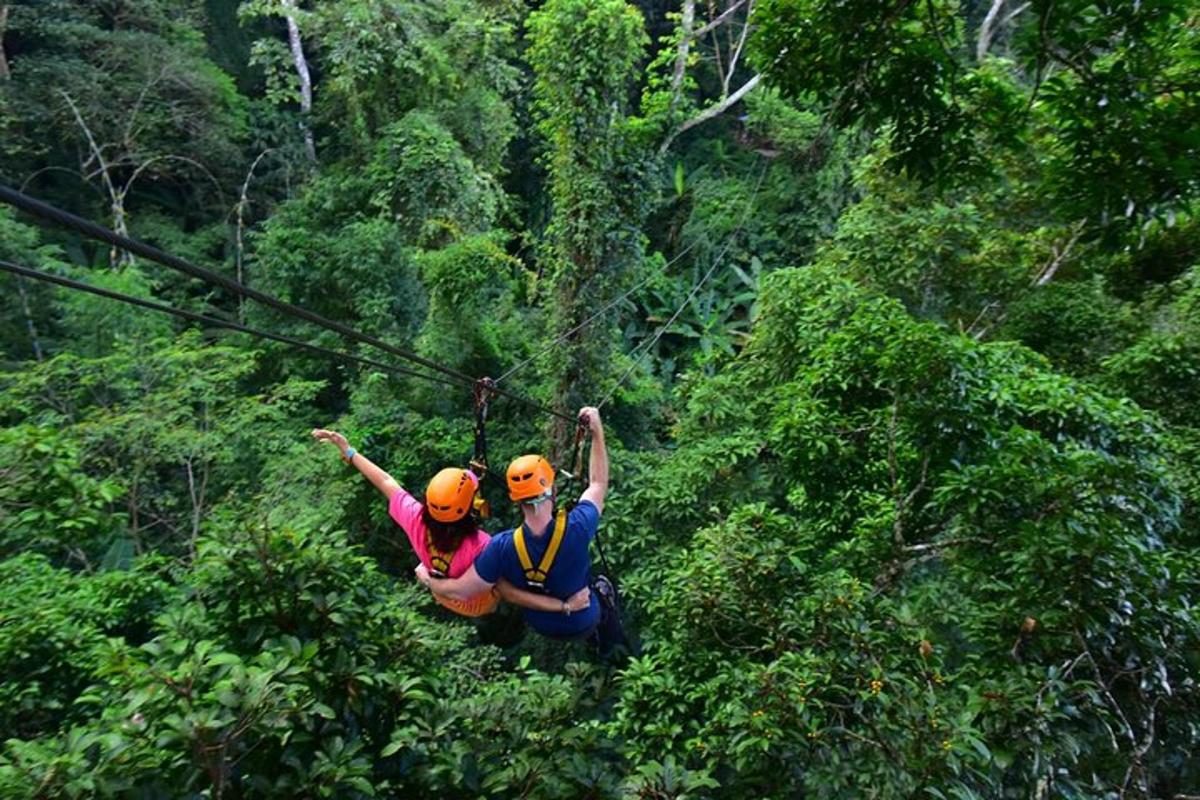 dva lidé na zip line v džungli