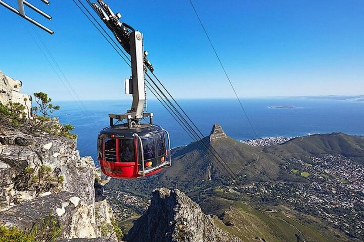 una funivia rossa che vola sopra la montagna