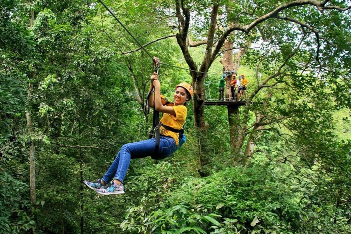 žena na zip line ve stromech