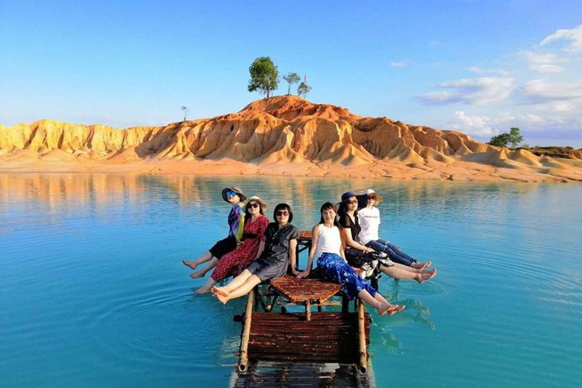 eine Gruppe von Menschen sitzt auf einem Floß im Wasser