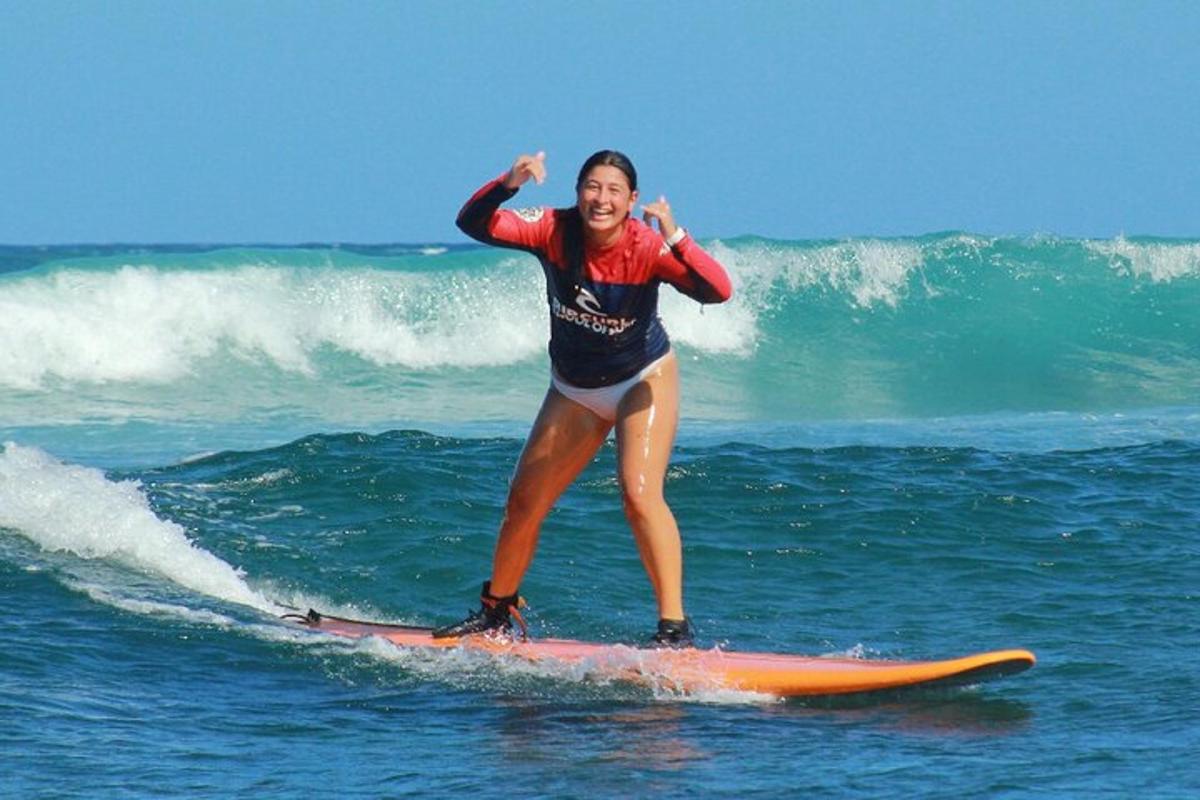 žena jedoucí na vlně na surfovém prkně v oceánu