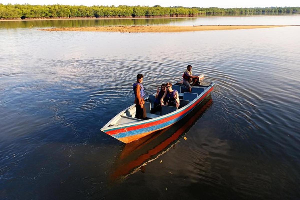 eine Gruppe von Menschen sitzt auf einem Boot im Wasser