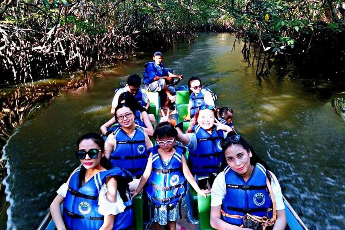 eine Gruppe von Menschen auf einem Floß in einem Fluss