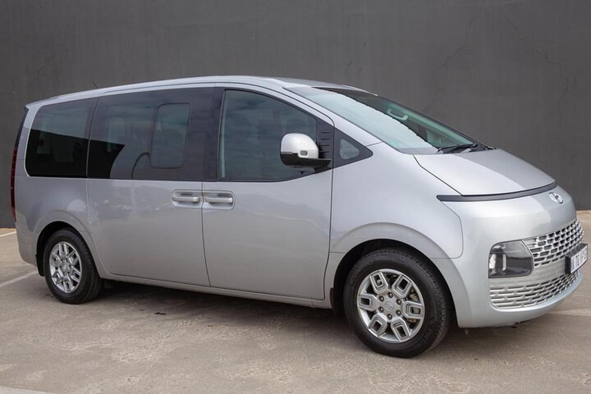 un piccolo furgone bianco parcheggiato in un garage