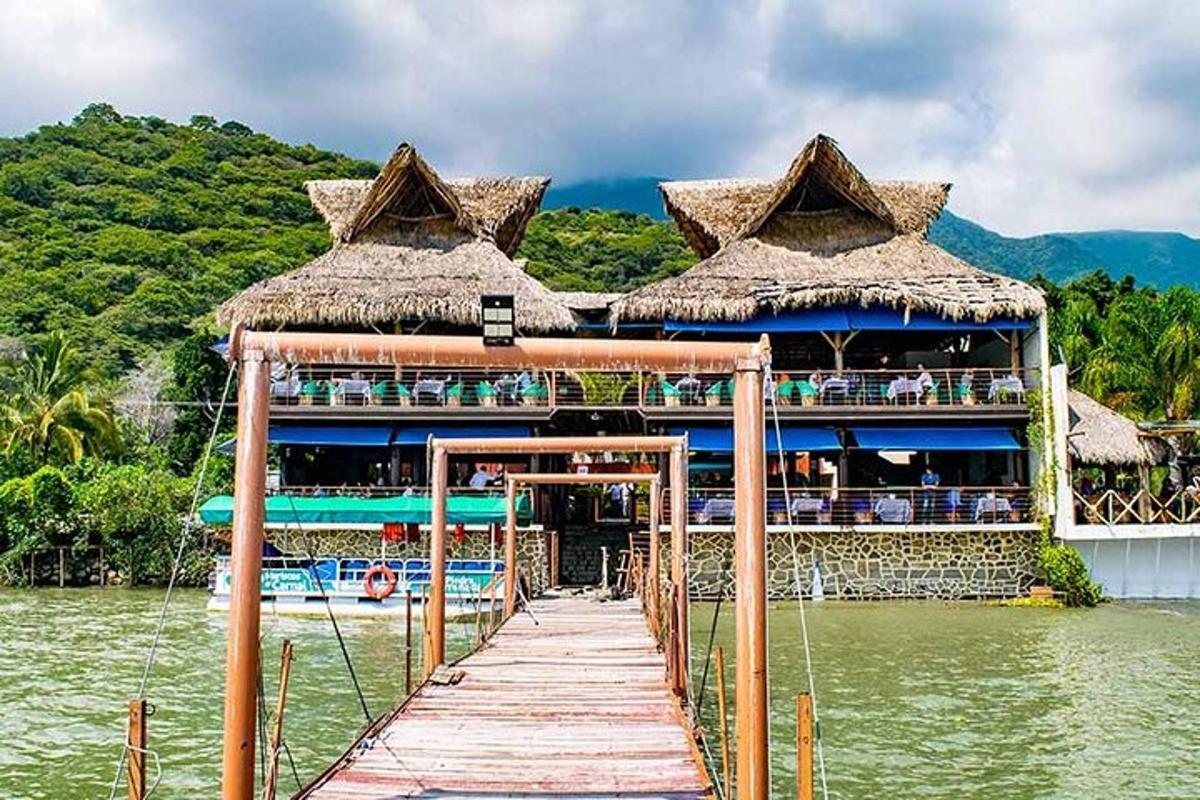 restaurace na vodě vedle mola