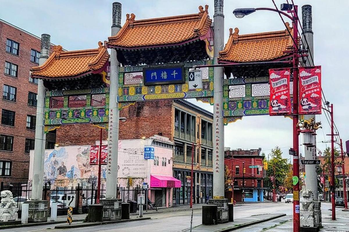 uma rua com um prédio com placas chinesas
