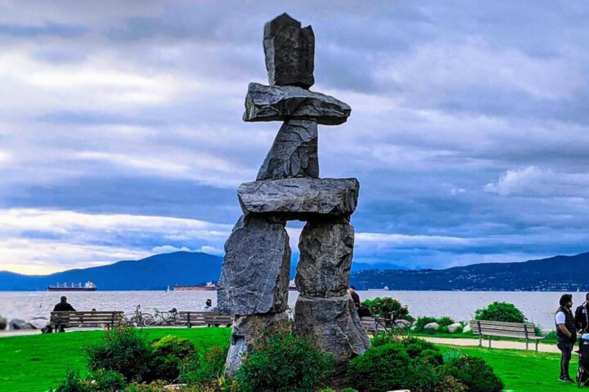una statua di pietra di fronte a uno specchio d'acqua