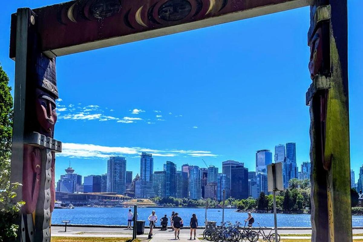 una vista dello skyline di una città da un parco