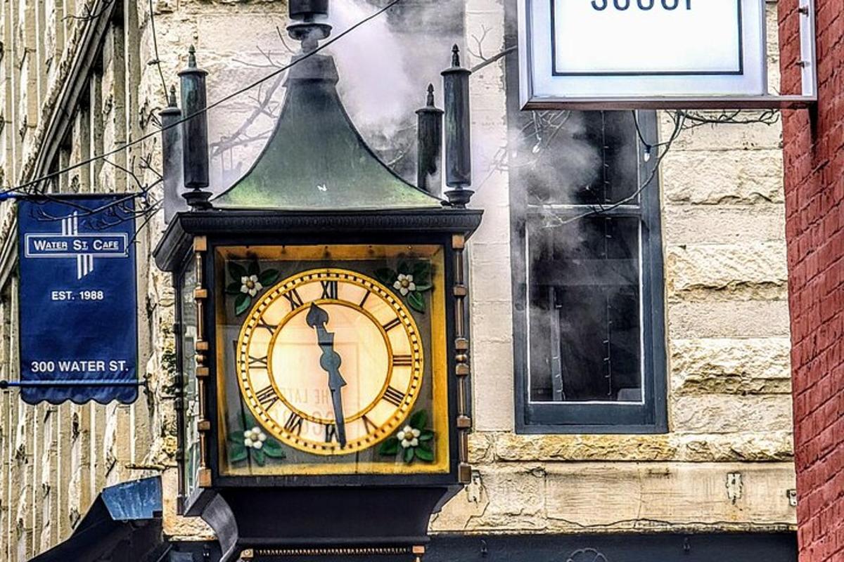 un orologio attaccato al lato di un edificio