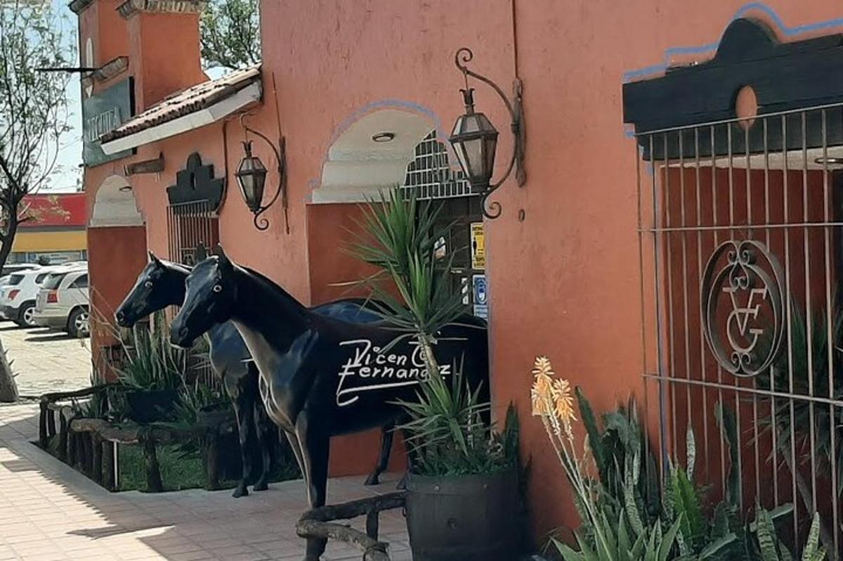 una statua di un cavallo all'esterno di un edificio