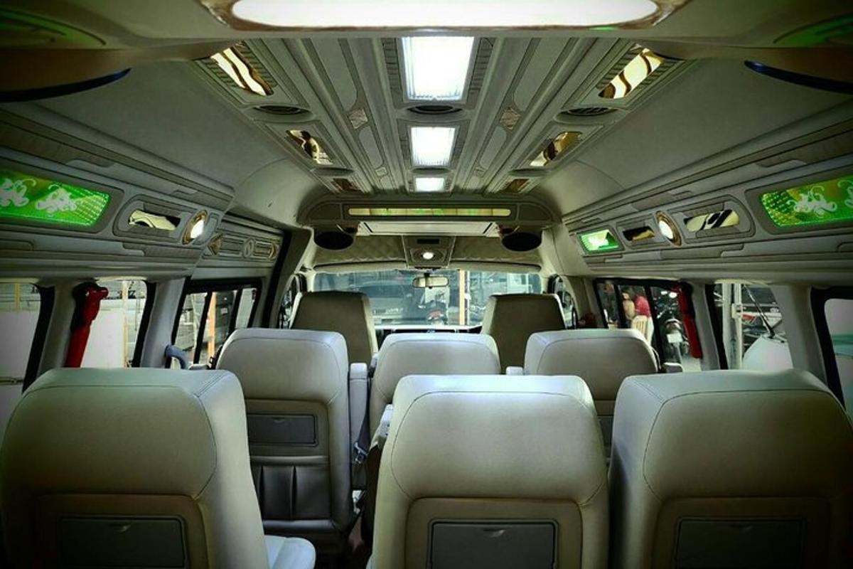 pohled dovnitř prázdného autobusu