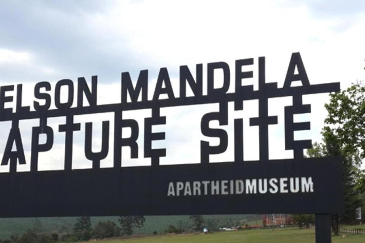 uma placa para a entrada do museu do sítio de manadalidineidina