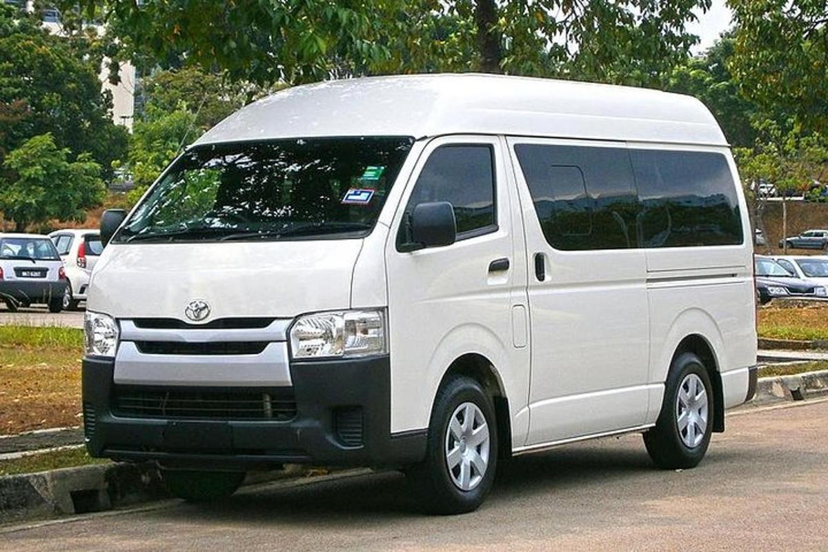 bel kombi parkiran na parkirišču