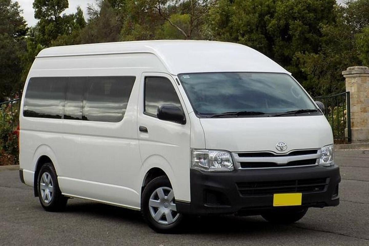 bel kombi parkiran na parkirišču