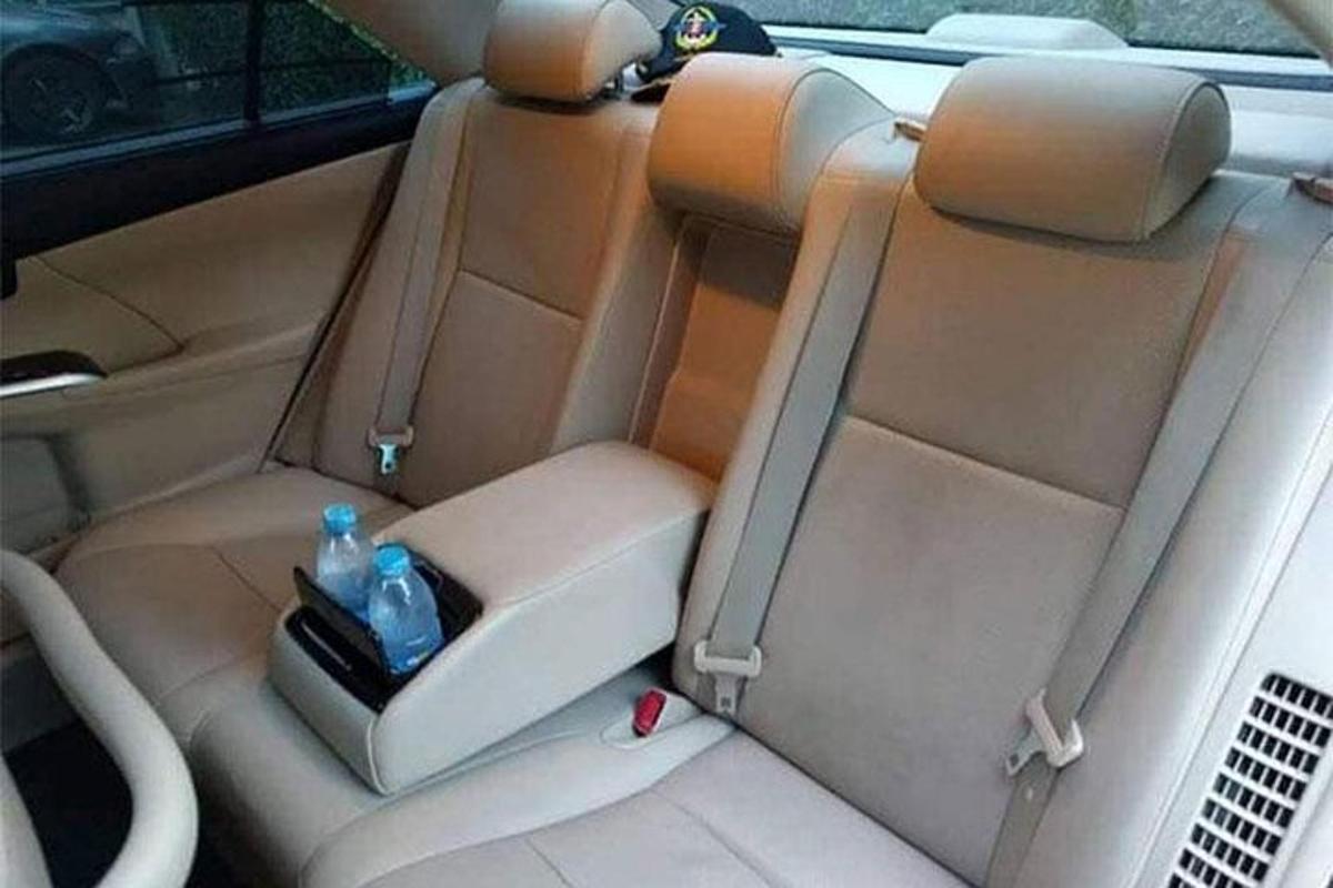 tempat duduk di dalam kereta dengan dua botol di dalamnya