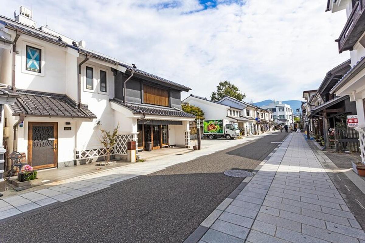 una calle vacía en un pueblo con casas
