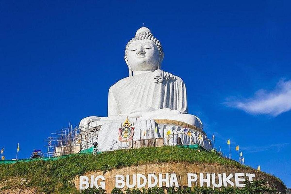 patung putih besar duduk di atas bukit
