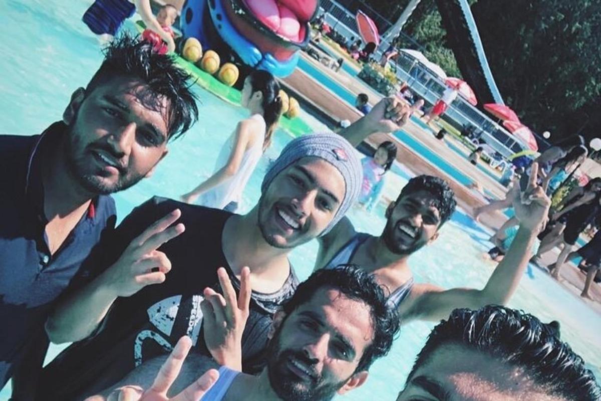 grupp mehi seisab basseinis