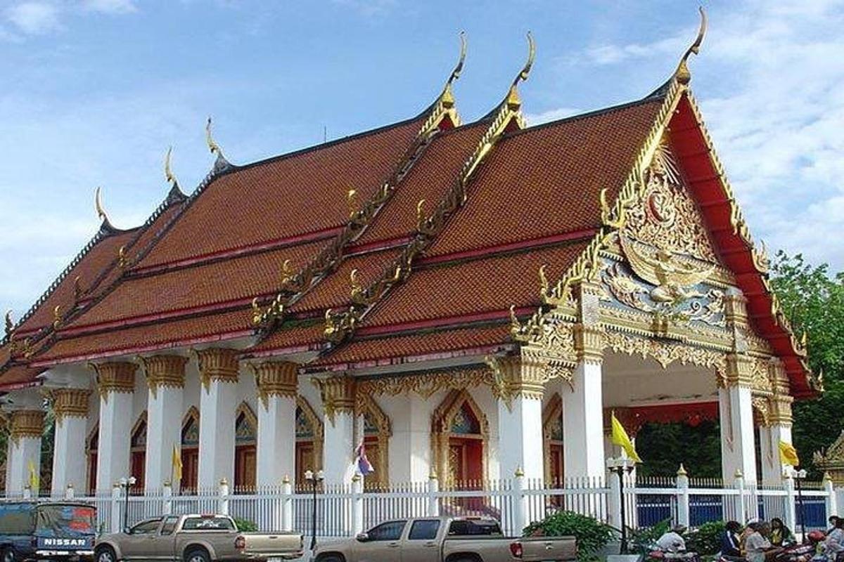 sebuah bangunan besar dengan bumbung dengan kereta diletakkan di hadapan