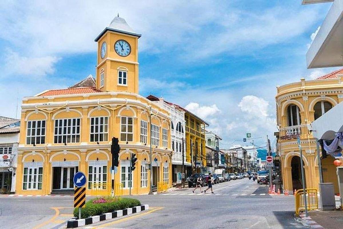 bangunan kuning dengan menara jam di jalan