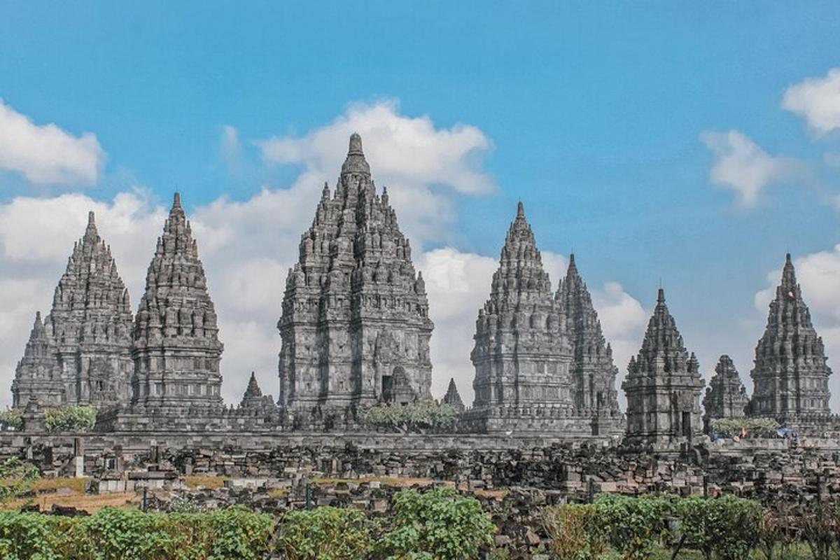 uma vista de um templo com muitas torres