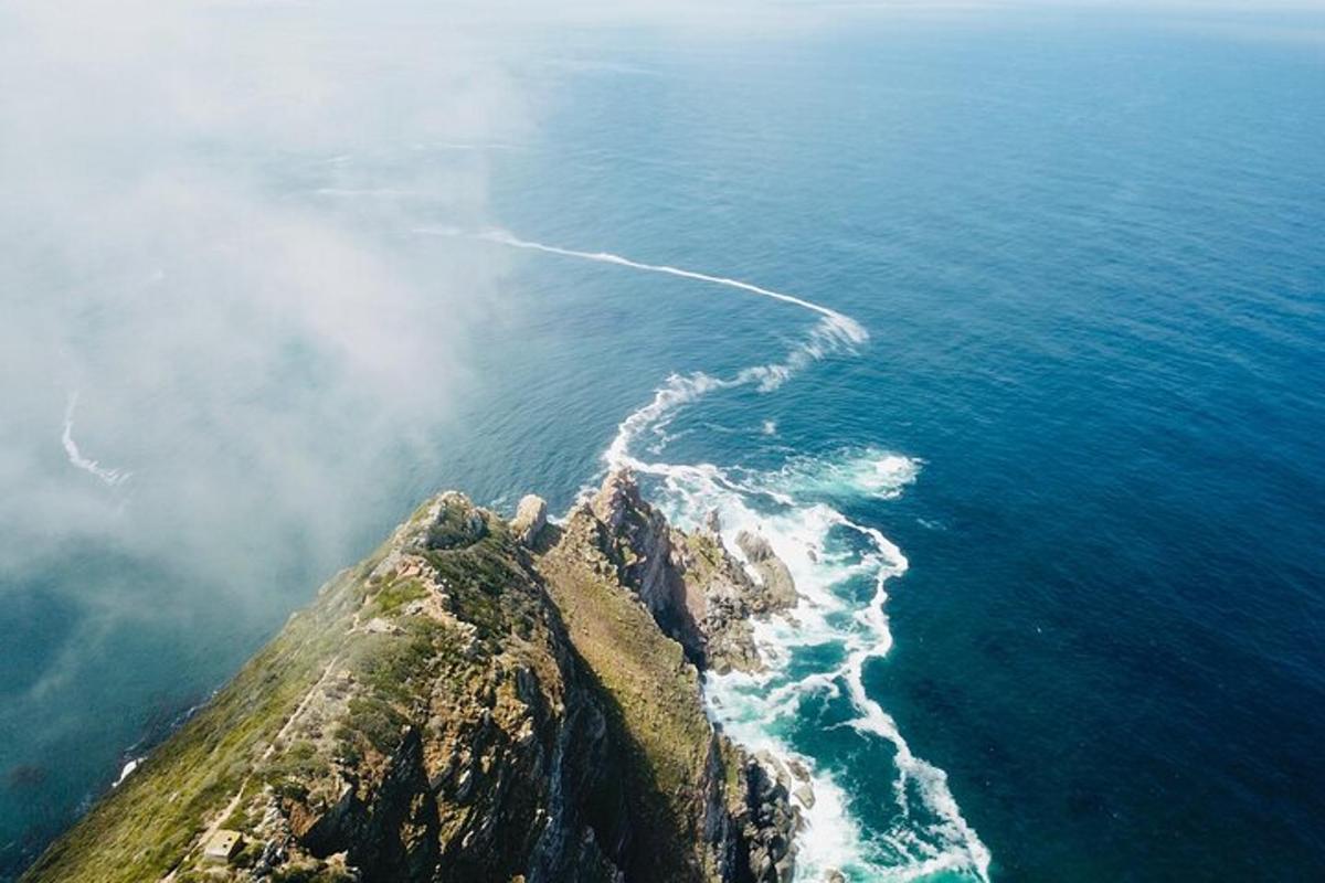海と山の空中写真