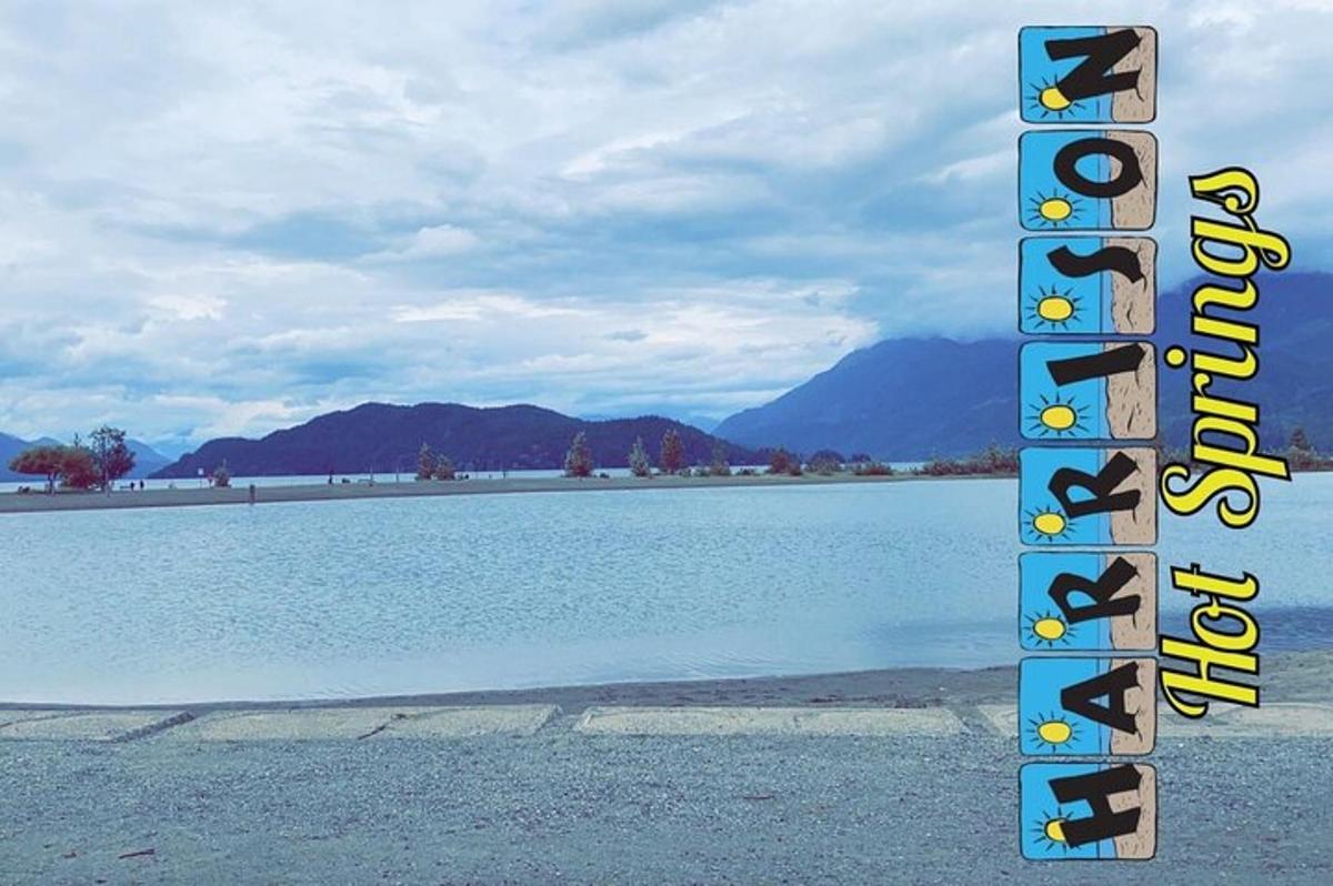 un cartello stradale di fronte a uno specchio d'acqua