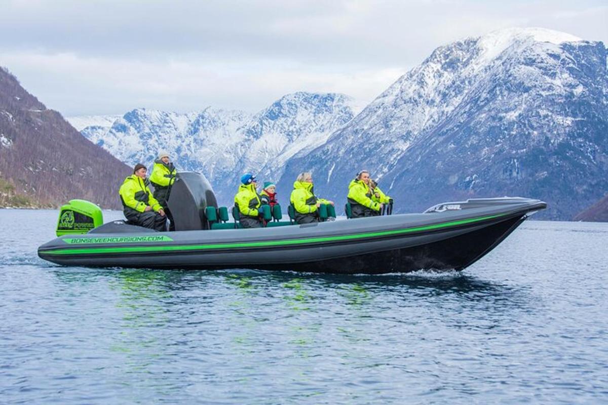 un grup de persones en una barca a l'aigua