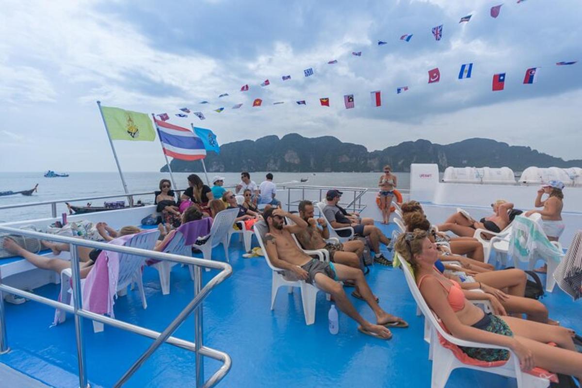 un grupo de personas sentadas en la cubierta de un barco