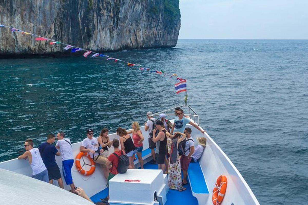 un grupo de personas en un barco en el agua