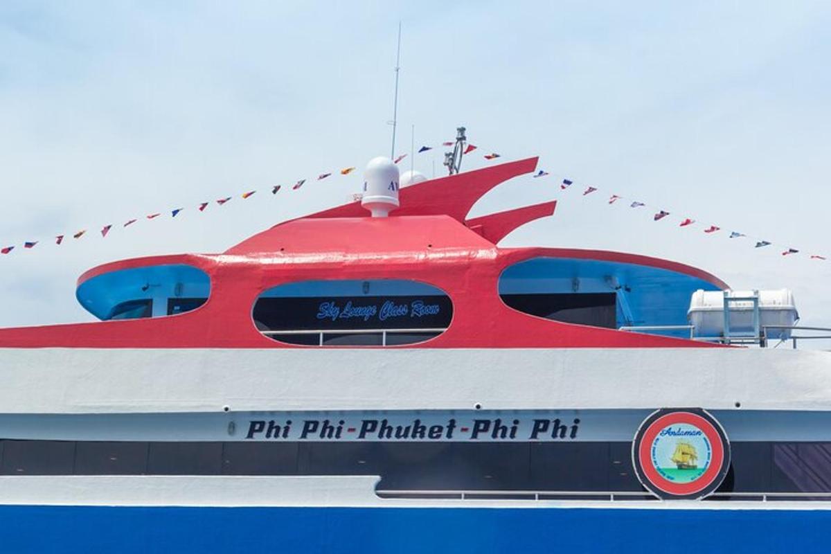 un barco rojo y blanco en el agua